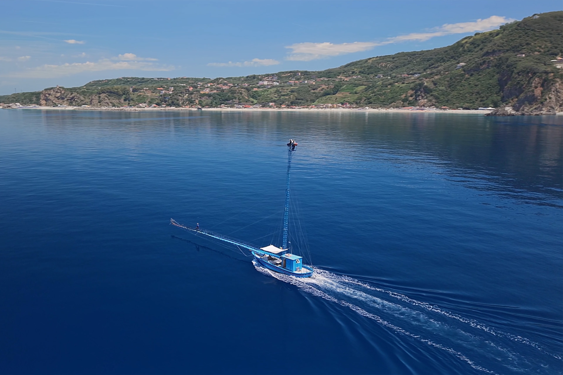 Là où la Calabre semble presque rejoindre la Sicile, où la tradition de la pêche à l’espadon perdure encore aujourd’hui.
